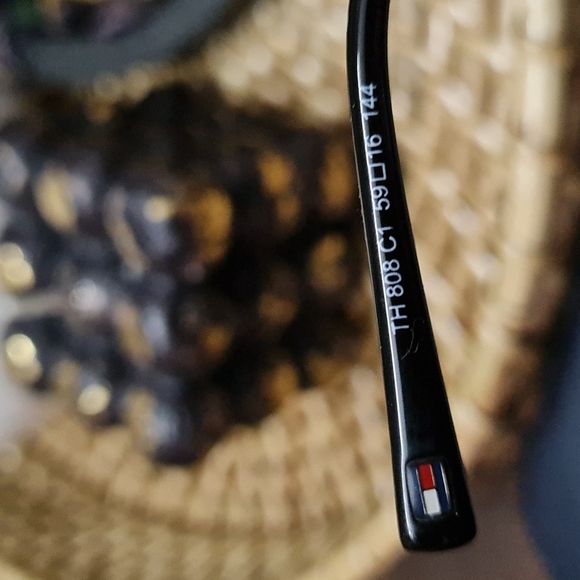 Tommy hilfiger sunglasses. - Picture 7 of 7